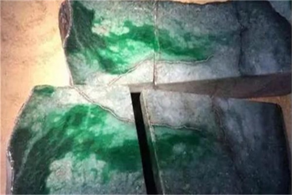 缅甸翡翠原石鉴别真假,  缅甸翡翠原石值钱吗?