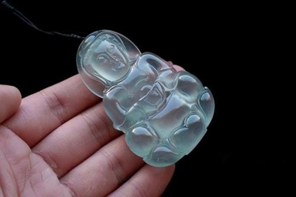 冰种翡翠观音吊坠多少钱 如何挑选冰种翡翠观音吊坠?