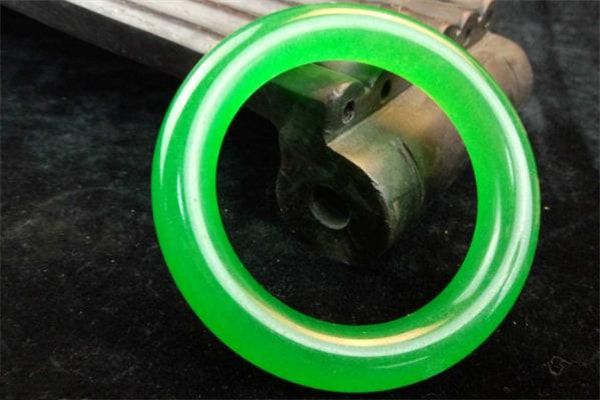 满绿翡翠怎么鉴别_满绿翡翠真假鉴定-第3张-翡翠-玉仓库