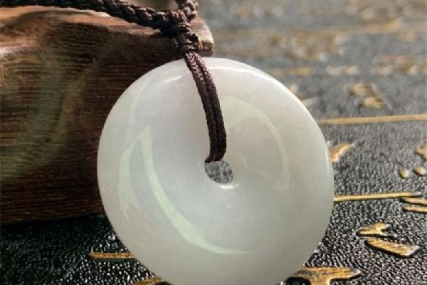 翡翠吊坠买种还是买色_翡翠吊坠有纹裂正常吗-第2张-翡翠-玉仓库