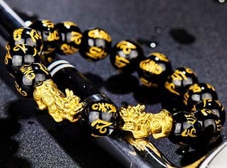 女人带金手链貔貅带哪个手腕好：左边更妥当