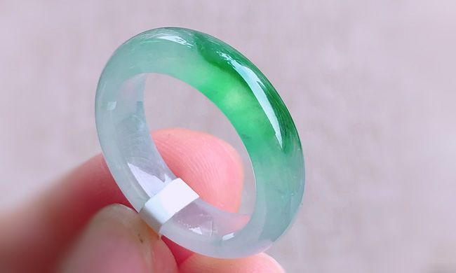 翡翠吊坠a货的四季豆-翡翠玉吊坠四季豆的寓意
