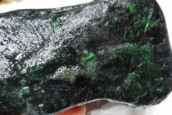 翡翠原石的价值高吗_翡翠原石的价值是怎么判断的