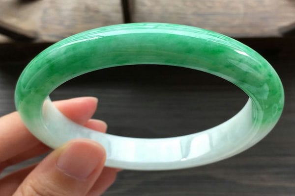 翡翠手镯价格受什么影响？哪种翡翠手镯较贵？