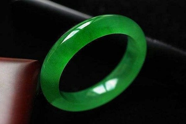 阳绿翡翠手镯价格如何？为什么说千种翡翠万种色？