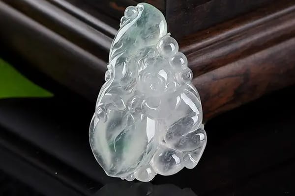 冰种翡翠手镯白棉多（冰种翡翠手镯一般价位）