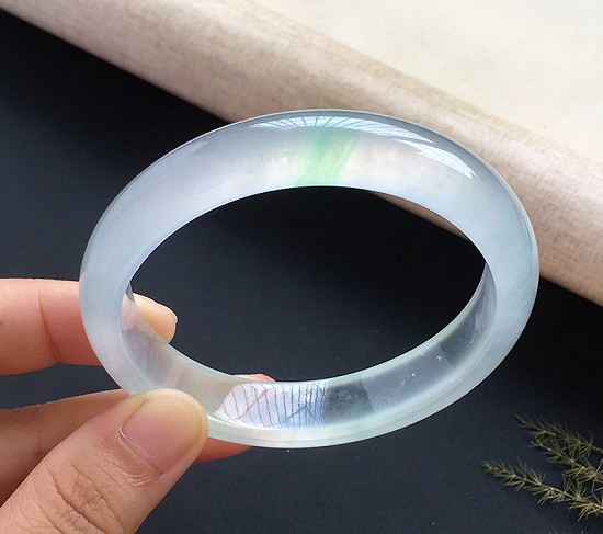纯洁的冰种翡翠多少钱呢？