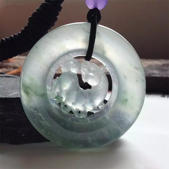 喜欢翡翠首饰的朋友，翡翠有哪些功效你了解多少?