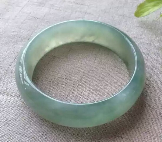 喜欢翡翠的朋友，一定要了解翡翠怎么样保养好