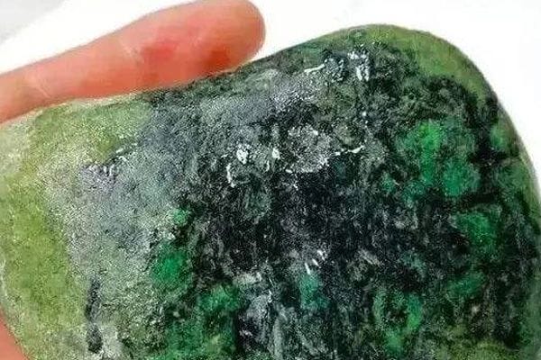 黑油皮翡翠原石出什么料_黑皮翡翠的特点