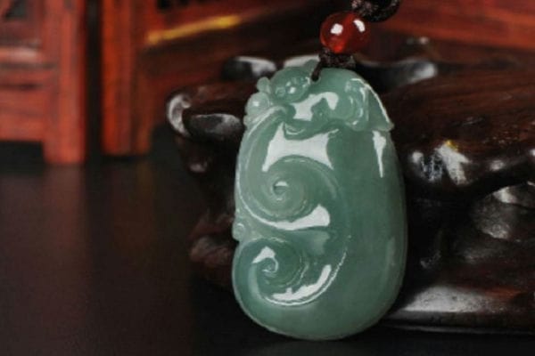 灰绿色的翡翠贵吗？好不好？灰绿色的翡翠值不值钱？