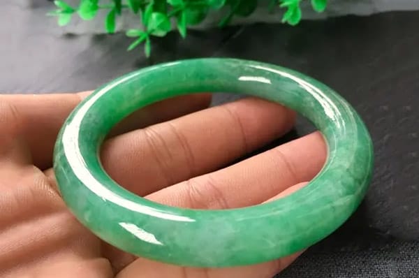 什么是老油青翡翠手镯？我们如何判断它的价值？
