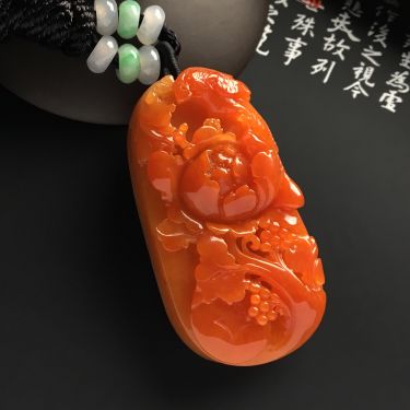 玉雕大师_作品选用极品的冰种春带彩翡翠原石