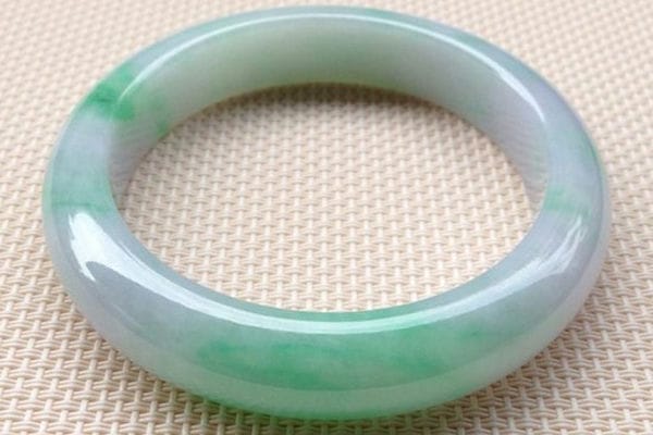 翡翠手镯的价格都很高吗？来看看这几款极具性价比的翡翠手镯