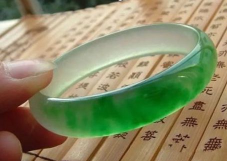 如何鉴别翡翠的真假_教你几种专业的翡翠鉴别方法-第4张-翡翠-玉仓库