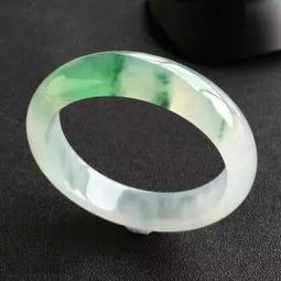 翡翠等级划分是？选购翡翠的小技巧有哪些？