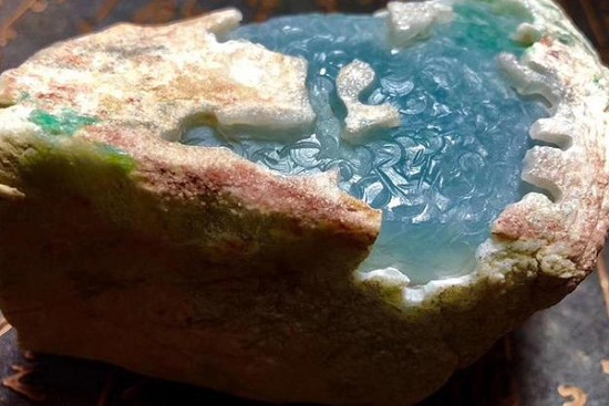 龙肯场口翡翠原石特点