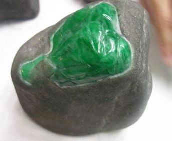 酸洗注胶的翡翠镯子怎么看出来_怎么区分酸洗注胶翡翠？