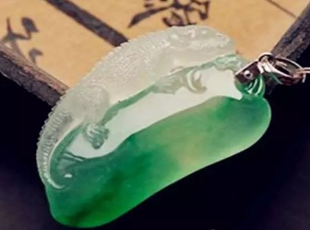 什么是翡翠的分色雕_翡翠分色的概念