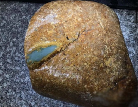 怎么挑选翡翠原石_新手挑选翡翠原石的2个方法
