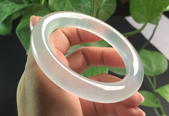 冰种有哪些功效?为何说戴冰种翡翠对人有益?