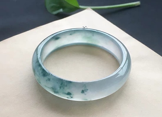 翡翠多少钱，用我们的简易方法来估算