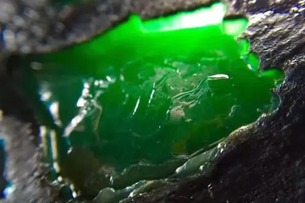 翡翠原石里面有翡翠吗_怎么看翡翠原石里面有没有翡翠
