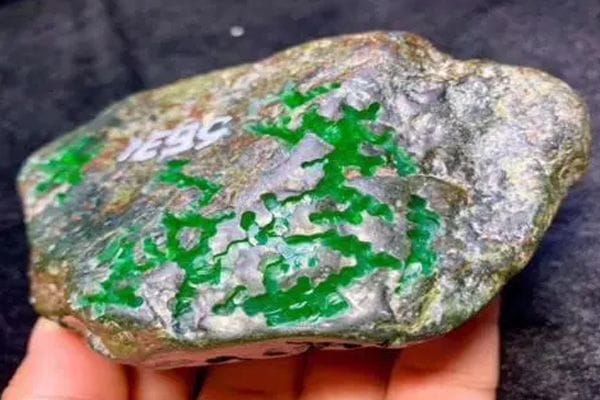 翡翠原石有裂有什么影响_翡翠原石裂是怎么样的-第2张-翡翠-玉仓库