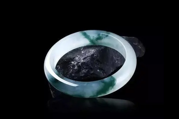 买翡翠要看色还是水头
