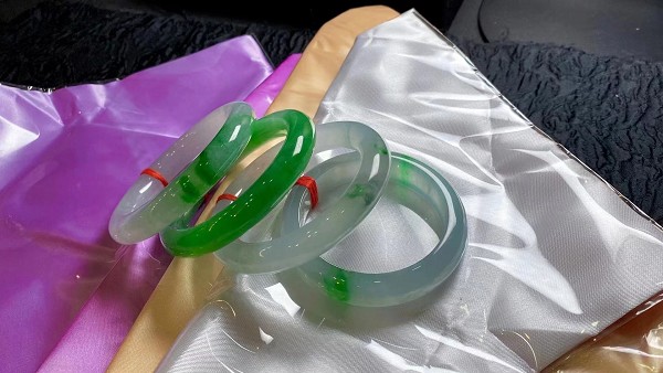 浅绿色翡翠手镯回收值钱吗?-第2张-翡翠-玉仓库