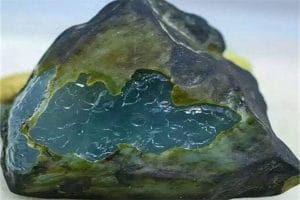 翡翠原石毛裂影响出件吗-第2张-翡翠-玉仓库