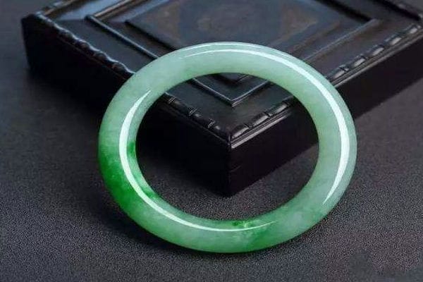 戴翡翠玉镯的好处_戴翡翠玉镯有什么益处