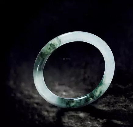 翡翠放在水里泡，有没有事的_翡翠放水里泡着好不好？