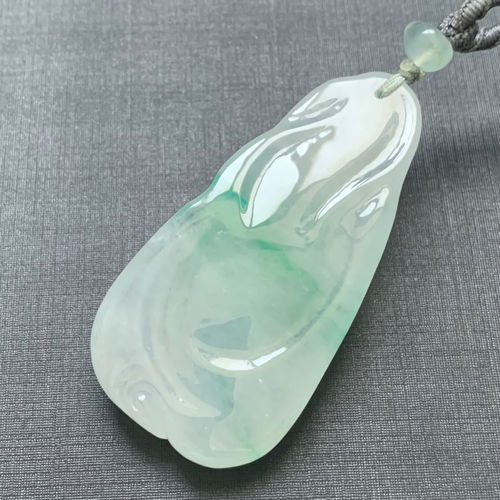 飘绿的翡翠好还是不好？翡翠飘绿值钱吗？