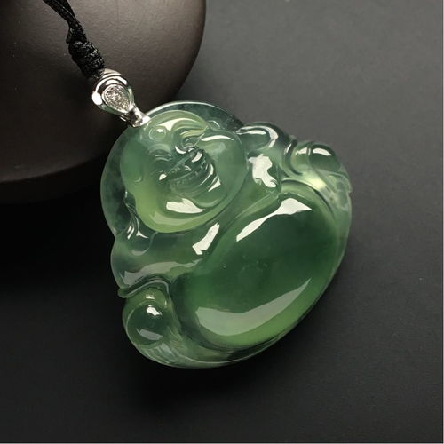 翡翠玉镯里面有白色的晶体是什么？我们称翡翠玉镯里面有白色的晶体为什么？