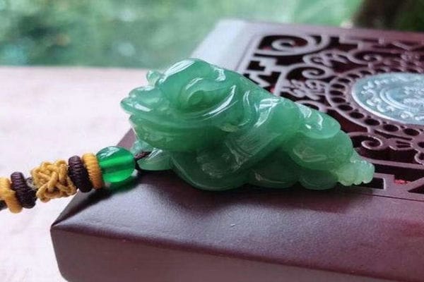 翡翠金蟾和翡翠貔貅有什么寓意_哪个更值钱