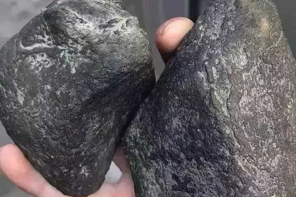 天然的翡翠原石包浆如何看