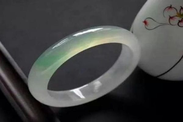 翡翠为什么一定要上蜡呢_翡翠上蜡具体方法是怎样
