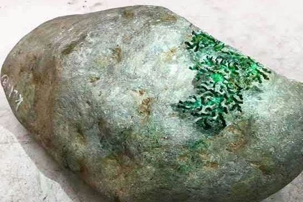 翡翠赌石究竟是怎样赌的__投资风险高不高