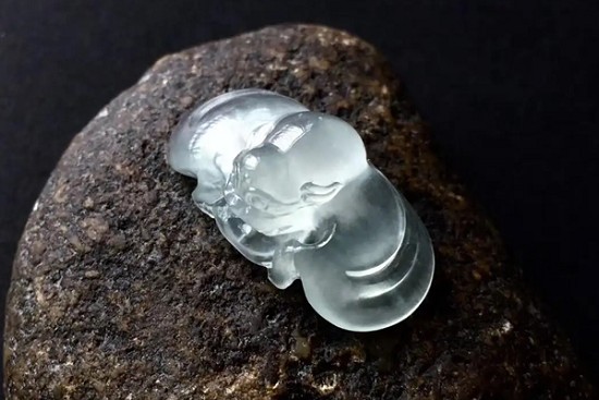 绿色的翡翠变成白色是咋回事