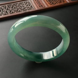 翡翠绿色怎么分类_绿翡翠的颜色等级划分？