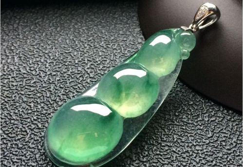 翡翠起胶和起光哪个贵，区分方式是什么？