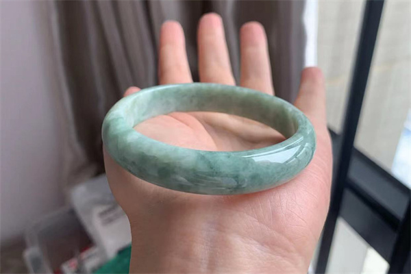 糯种翡翠手镯值钱吗?
