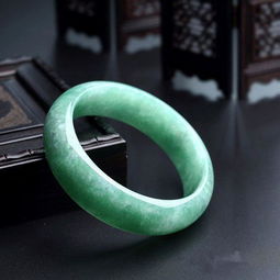 翡翠绿色好还是白色好？翡翠绿色值钱还是白色值钱？