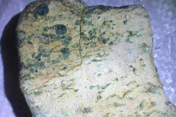 翡翠原石外皮有何特点怎样选购-第2张-翡翠-玉仓库