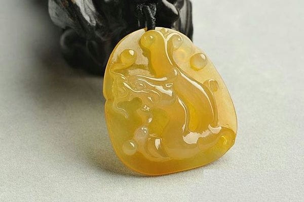 黄翡翠和绿翡翠哪个好_哪个价格贵
