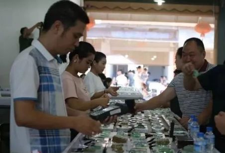 玉石市场买翡翠要注意什么_要格外小心这几点