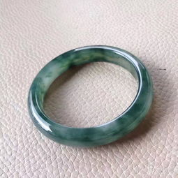 翡翠用水泡会有什么效果_翡翠用水浸泡好不好？