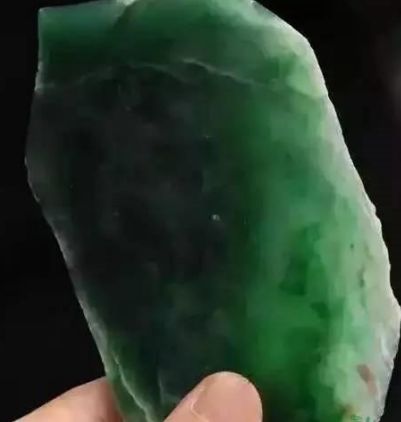 蓝水翡翠的特点是什么_购买时一定要看仔细-第2张-翡翠-玉仓库