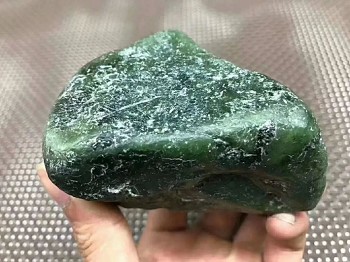 乌鸡翡翠怎么区分好坏-第3张-翡翠-玉仓库